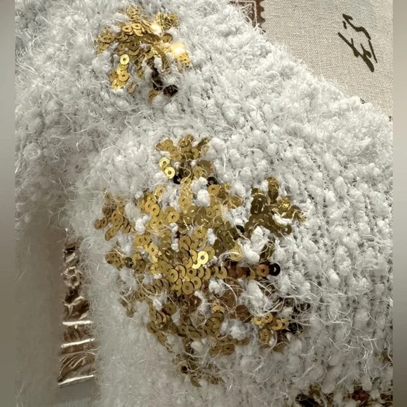 Holiday Time White w/ Gold Stars Long Sleeve Sweater- size M - Picture 6 of 8